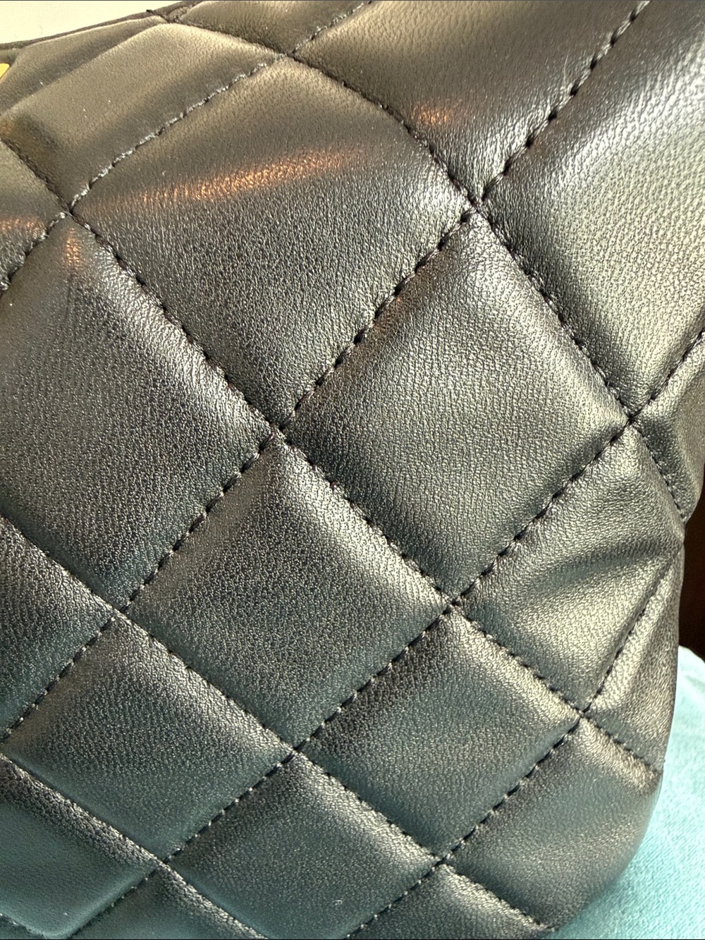 Classic Quilted Black Shoulder Bag with Gold Chain Accents - Picture 14 of 16
